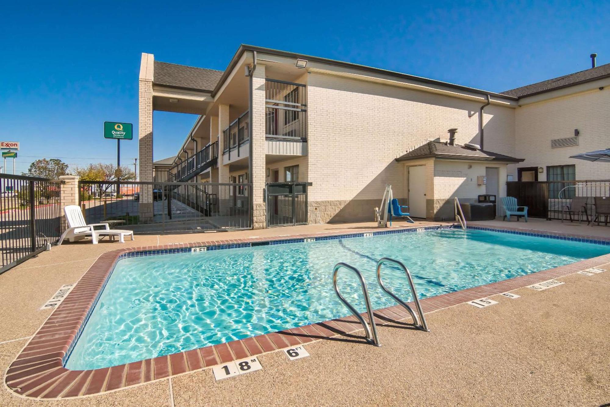Quality Inn & Suites Weatherford Bagian luar foto